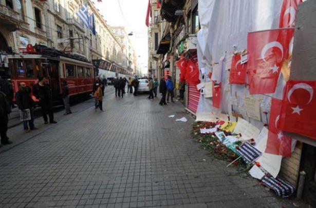<p>Yine bir çocuk tarafından konulan yazıda ise "Biricik Asya umarım gözlerini açarsın. Biliyorum zor ama bizi sevindir. Sana oyuncaklar ve yeni bebek puseti alacağım" diye yazdı.</p>