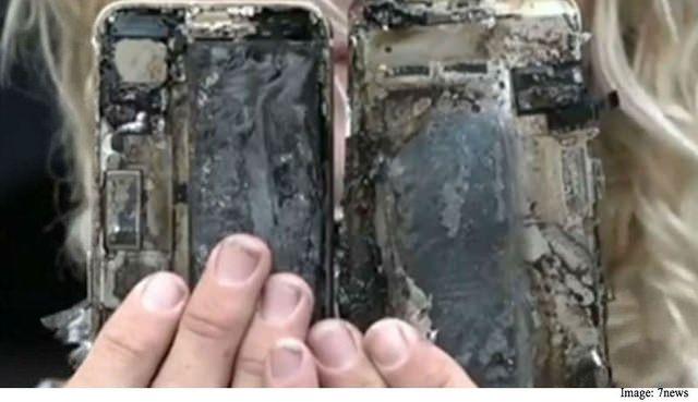 <p>Daha 1 haftalık olan iPhone 7, Jones sörf dersi için plajdayken araç içerisinde kıyafetlerin altında yanmaya başlamış. Uzmanlar her telefonun patlama/yanma ihtimali olduğunu söylüyor.</p>
