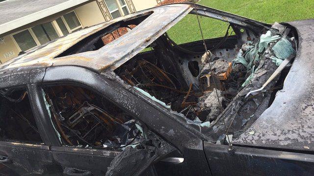 <p>St. Petersburg, Florida'da, Fox 13'ün haberine göre bir adam, Jeep Grand Cherokee'si içerisinde Note 7'sini şarj etmekteydi.</p>
