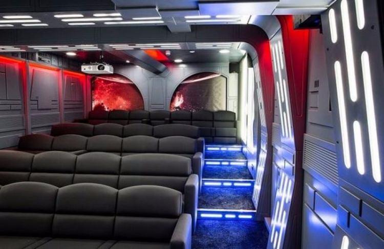 <p>Sinema salonu ise Starwars filminin temasıyla tasarlanmış.</p>