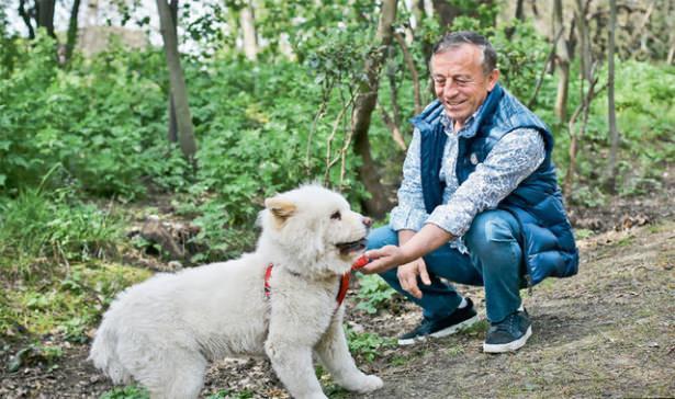 <p>Boğaz'a bakan ve bu denli doğal ortamın bulunduğu bir arsa daha önce görmemiştim. Boğaz'a ağaçların içinden bakmak çok daha farklı. Köşkü restore ettirdim ve hemen yerleştim.</p>
