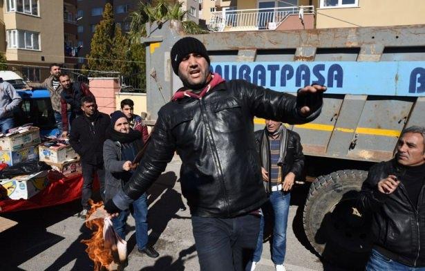 <p>Bazı tezgah sahipleri sattıkları kıyafetleri yakarak zabıtaya tepki g&ouml;sterdi.&nbsp;</p>
