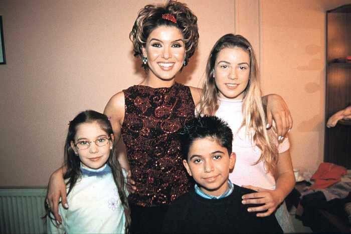<p><strong>Sinem Kobal</strong></p>
<p>Küçük yaşta oynadığı Dadı dizisiyle ünlenen Kobal şimdilerin aranan yüzü oldu.</p>