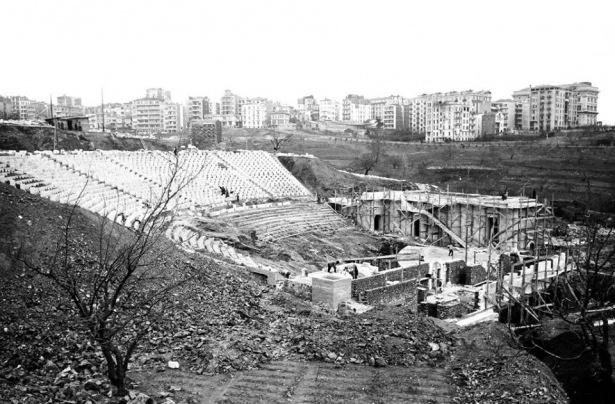 <p>Harbiye Cemil Topuzlu Açıkhava Tiyatrosu (ya da eski adıyla Harbiye Açıkhava Tiyatrosu) inşaatı.. 1946..</p>

<p> </p>
