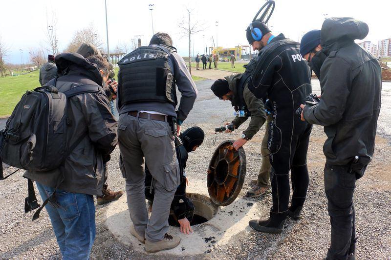 <p><strong>KANALİZASYONA İNEREK BOMBA ARAMASI YAPILDI!</strong></p>

<p>Kutlamaların yapılacağı alanda 2 gün önce başlayan arama tarama faaliyetlerine Emniyet Genel Müdürlüğü Koruma Daire Başkanlığı bünyesindeki dalgıç polis ekiplerinin de katıldığı öğrenildi. </p>
