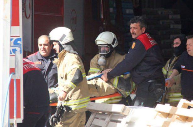 <p>İzmir'in Bornova ilçesinde inşaat malzemeleri satılan iş yerinde çıkan yangına müdahale ederken çatının çökmesi sonucu beton zemine düşerek yaralanan itfaiye eri, kaldırıldığı hastanede öldü.</p>

<p> </p>
