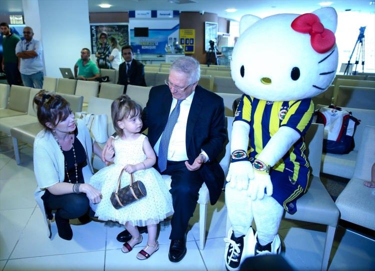 <p>Öte yandan, Aziz Yıldırım'ın eşi Gonca Yıldırım ile kızı Yaz da imza törenine katıldı. Başkan Yıldırım, iş birliği anlaşmasının ardından kızı, eşi ve diğer katılımcılarla basın mensuplarına poz verdi.</p>
