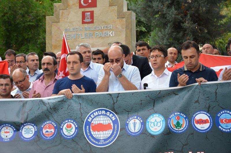 <p><strong>Yalova ve Bilecik</strong><br />
Yalova'da da Uğur Mumcu Kültür Merkezi önünde toplanan Eğitim-Bir-Sen üyeleri "şehitler ölmez, vatan bölünmez" ve "askere uzanan eller kırılsın" sloganını attı. Bilecik'te de Teyfikbey Caddesi'ndeki esnaflar iş yerlerine Türk bayrakları asarak, terör olaylarını protesto etti.</p>