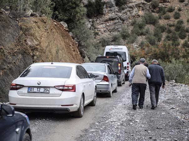 <p>Konvoydaki bazı araçlar zorlu yol şartları nedeniyle ilerleyemezken, kimi vatandaşlar da tepelere tırmanarak Köprücek'e ulaşmaya çalıştı.</p>
<p> </p>