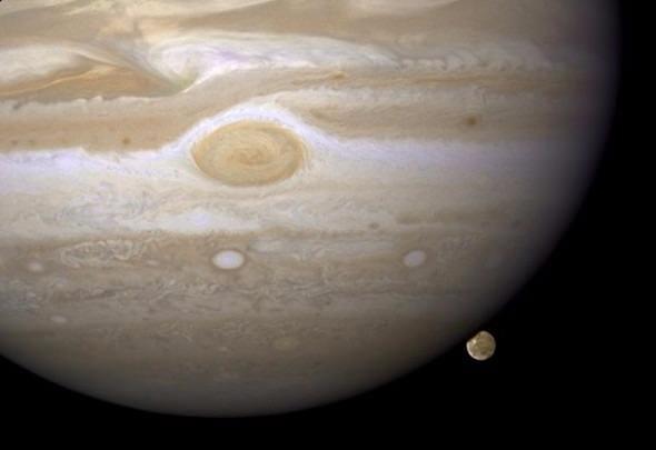 <p>Jupiter ve uydusu Ganymede</p>
<p> </p>