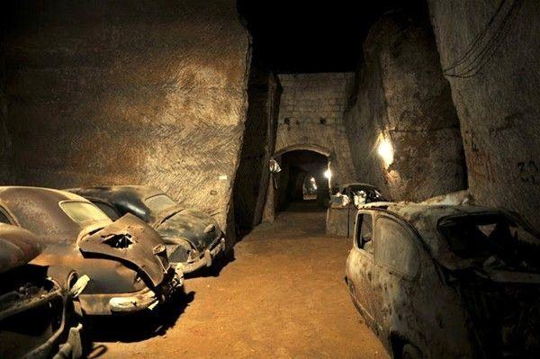 <p>Buraya Galleria Borbonica adı verildi. 1853'te yapıldığı anlaşılan çok katlı Bourbon Tünel Ağı 1022 metre karelik bir alanı kapsıyor.<br />
Tünelin inşasını II. Ferdinand yaptırmıştı.</p>