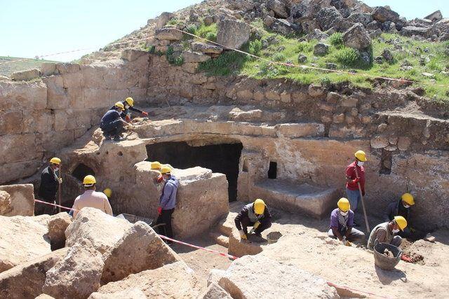 <p>Diyarbakır'a 50, Mardin'e 45 kilometre mesafede bulunan kaleyi, tarihçiler Doğu'nun Efes'ine aday olarak gösteriyor. Zerzevan Kalesi'nden bakıldığında Diyarbakır ve Mardin'i görebilmek mümkün. </p>

<p> </p>

<ul>
</ul>

<ul>
</ul>
