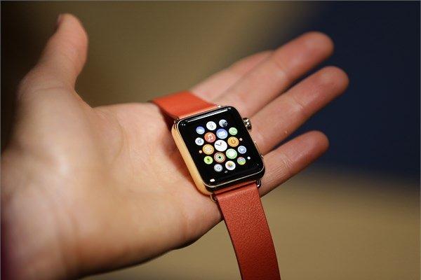 <p>Apple Watch sayesinde kalp atışlarını ölçebilecek olan kullanıcılar, akıllı saatleriyle diğer Apple Watch kullanıcıları ile iletişim kurabilecek. Akıllı cihaz aynı zamanda kullanıcıların aktivitelerini takip ediyor ve gün içinde yaktığınız kaloriyi raporluyor.</p>
