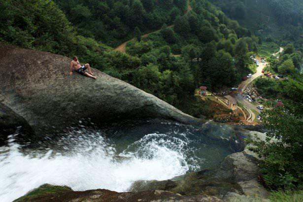 <p>Arkadaşları ile şelalenin üst kısmındaki göletlere yüzmeye  geldiklerini belirten Öztürk, "Şelaleye gelince hem trekking yapıyoruz hem de  yüzüyoruz. Yani birkaç sporu aynı anda yapabilme şansına sahipsiniz. Burası  Çayeli için büyük bir lütuf, jakuzi gibi. Birçok insan burayı bilmiyor. Herkese  burayı görmesini tavsiye ediyorum. Mükemmel bir yer" diye konuştu.</p>

