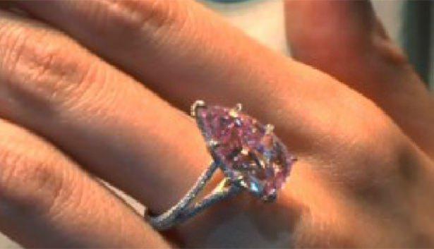 <p>Sothebys m&uuml;zayede evindeki a&ccedil;ık artırma kıyasıya bir pazarlığa sahne oldu.</p>
