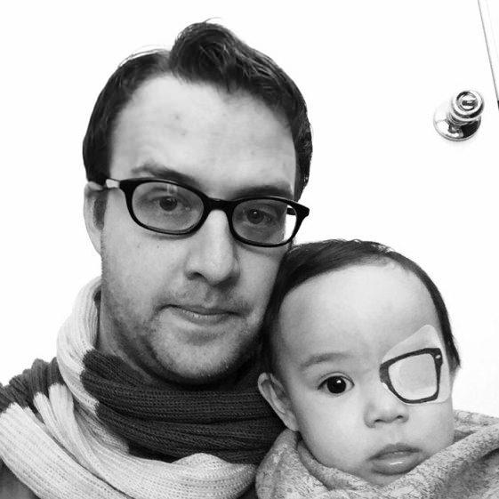 <p>Hayal dünyası geniş olan bir baba, göz tembelliği nedeniyle bant takmak zorunda kalan <strong>bebeği için çizgi filmlerden, hikaye kitaplarından, ve çizgi romanlardan esinlenerek göz bandını eğlenceli bir hale getirdi. </strong></p>
