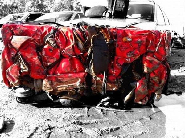 <p>Fransız endüstri tasarımcısı Charly Molinelli, Los Angeles'taki bir araba hurdalığından aldığı kaza geçirerek kullanılamaz hale gelmiş bir Ferrari'yi sıkıştırarak orta sehpası boyutlarına getirdi.</p>

<p> </p>
