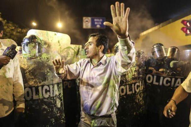 <p>Ülkenin başkenti Lima'da 5 binden fazla kişinin katıldığı gösteride polis ve protestocular arasında çatışma çıktı. Göstericiler, kendilerine biber gazıyla müdahale eden polise sopa ve taşlarla saldırdı ve sokaklardaki çöp kutularını ateşe verdi.</p>
