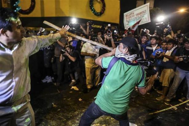 <p>İçişleri Bakanı Daniel Urresti, gösterilerde biri ağır 16 polisin yaralandığını, 20 kişinin de gözaltına alındığını söyledi.</p>
