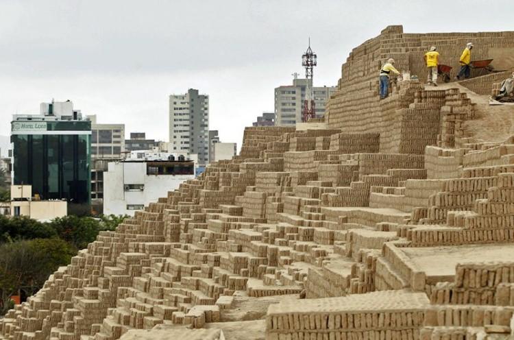 <p>Peru'nun başkenti Lima'da şehir içindeki Huaca Pucllana kazı alanında piramit şekline sahip bir mezarlık ve 1.000 yıldan daha eski olduğu belirtilen dört mezar keşfedildi.</p>

<p> </p>
