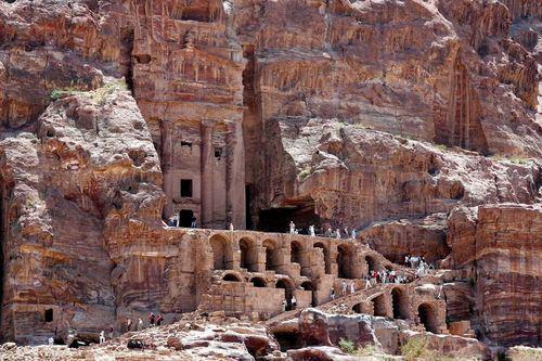 PETRA-  Muhtemelen listedeki en güzel şehir olan Petra, Ürdün’de Ölü Deniz’in yakınlarında bulunmaktadır Bir zamanlar Nebatiler’in ticaret merkezi olduğuna inanılan bu yer, özellikle mimarisi ile dikkat çekiyor MÖ 100 yılında kurulan bu şehir, hala korumakta olduğu güzelliğini kayadan oyularak yapılmasına borçlu O zamanların şartlarına rağmen, baraj ve su depolarının varlığı, şehrin gelişmiş yapısını kanıtlamaktadır Romalıların işgali ve MS 363 yılındaki büyük depremden sonra şehir tamamen terkedildi Bu inanılmaz yapılar, kapılarını dünyaya 1812 yılında İsviçreli bir kaşif sayesinde açtı. 