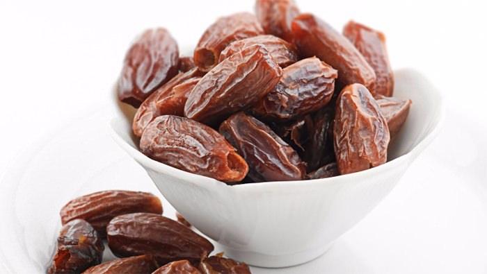 <p>Özellikle Asr-ı Saadet dönemi mutfağı tatlılarında kullanıldığı görülen hurma, kıtlık zamanlarında tek başına bir öğünü oluşturmaya yeterdi.</p>