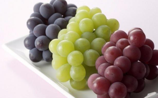 <p><span style="color:#FFFFFF">Üzüm (Vitis vinifera) : Üzüm hem gıda ve hem de hekimlikte kullanılmıştır. Meyveler içinde en üstün ve en çok gıdalı olanlarındandır. Meyvelerin kıralı olan üç yiyecekten biridir. Bunlar; hurma, incir ve üzümdür (İ. Kayyim s. 262, 387-88).</span></p>
