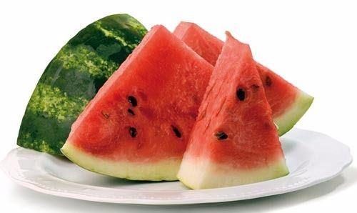 <p>Karpuz (Citrillus vulgaris): Kabakgiller ailesinden olan karpuz, hararet giderici olarak alınır. Hz. Aişe (r.a.), peygamberimizin karpuzla yaş hurmayı birlikte yiyip şöyle dediğini nakleder: “ Hurmanın hararetini karpuzun soğukluğu ile, karpuzun soğukluğunu da hurmanın harareti ile kırıp gideriyoruz” (E. Davud et’ime Hadis 3836) .</p>