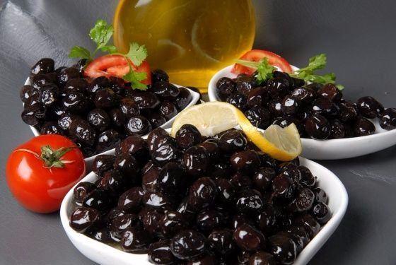 <p>Zeytin (Olea sativa): Zeytin kelimesi Kur’an-ı Kerim’de 6 yerde geçmektedir. Cenab-ı Hak: ”İncir’e, zeytin’e, Tûr-i Sinâ’ya ve şu emin beldeye (Mekke’ye) yemin ederim ki, gerçekten biz insanı en güzel bir şekilde yarattık” buyurmaktadır (Tîn 1-4) . “(Yine sizin için) Tûr-i Sinâ’da yetişen bir ağaç meydana getirdik ki, bu ağaç hem yağ (Zeytin yağı) ve hem de yiyenlerin ekmeğine katık edecekleri (Zeytin) verir (Mü’minun 20).</p>