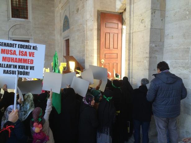 <p>"İstanbula Yürüyoruz" sloganı ile başlatılan bu kampanya çerçevesine Charlie Hebdo'yu protesto etmek ve Hz. Muhammed'e destek vermek isteyen binlerce kişi otobüslerle İstanbul a geldi. Saat 15;30 da başlayan yürüyüş Saraçhane Parkı'nda bitti. Tekbir nidalarının yükseldiği yürüyüş sonunda basın açıklaması yapıldı.<br />
 </p>
