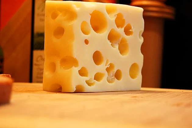 <p>Agroscope'a göre bu bulgular, son 15 yılda modern süt sağma yöntemlerinin yaygınlaşmasından sonra peynirlerde deliklerin azalmasını da açıklıyor.</p>
