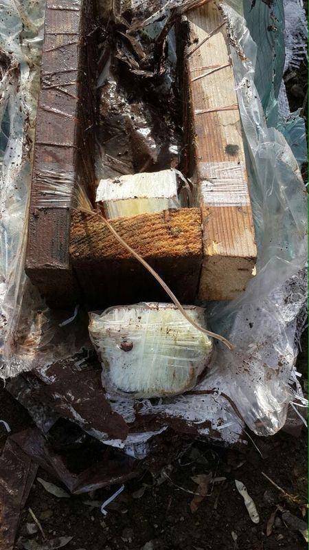 <p>2 savunma tipi el bombası, 2 tuzaklanmış yangın tüpü, 12 el bombası fünyesi, zırhlı araçlar için 10 basma düzeneği, 8 boş ve 3 dolu mutfak tüpü, 150 elektrikli kapsül, 50 adi kapsül, 500 metre saniyeli fitil, 300 metre kortex, 3 bin metre elektrik kablosu, elektronik devreler, </p>
<p> </p>
