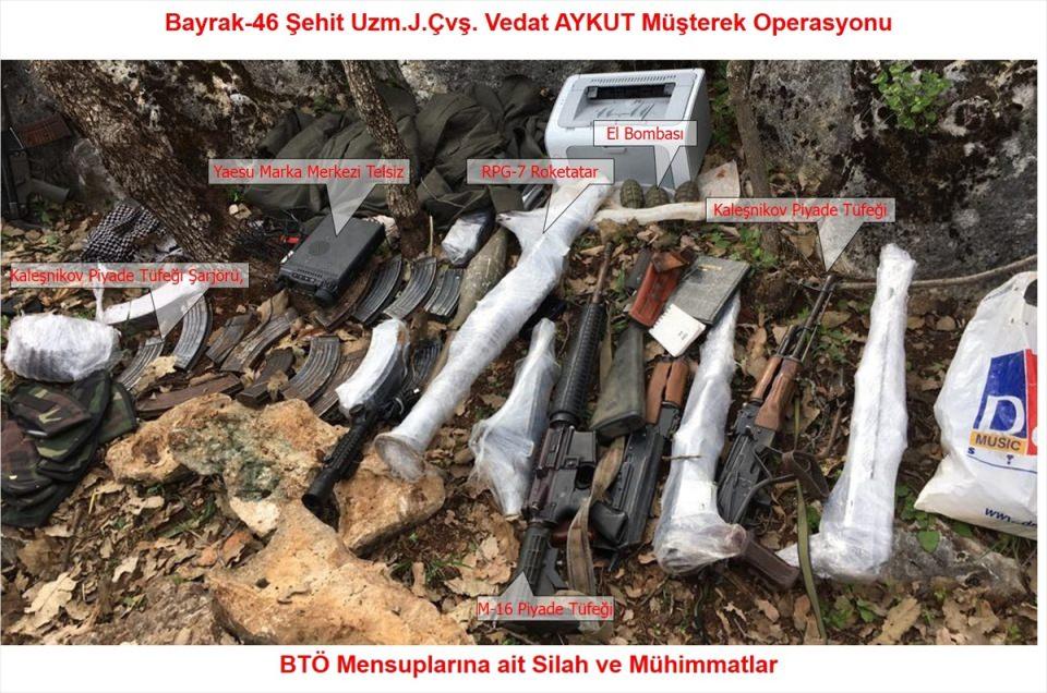 <p>16 RPG-7 mühimmatı, 4 RPG-7 sevk fişeği, 106 av tüfeği fişeği, 12,7 mm'lik 605 uçaksavar mühimmatı, 11 bin 192 fişek, 126 şarjör, İncil, 3 büyük telsiz, 6 el telsizi, 17 el bombası, 2 balistik yelek, </p>
