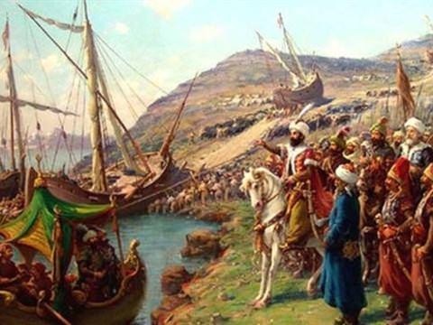 <p>15 kumandan<br />
Fatih Sultan Mehmet (II. Mehmed):</p>
<p>İkinci kez tahta çıkmasıyla birlikte bir çağın kapanıp yenisinin açılmasına neden olacak İstanbul'un fethini sağlayan kumandandır.</p>
<p>Yönetimi altına büyük toprakları almış olsa da, II. Mehmed'e "Fatih" unvanı, İstanbul'u fethinden ötürü verilmiştir.</p>
<p>Şahi topu, lağımcıların etken görevi, hisarların yapılıp karşı desteklerinin önüne geçilmesi gibi çalışmaları dışında 72 gemiyi karadan Haliç'e çıkartmış olması da kararlılığının ve zekâsının bir göstergesi olarak kabul edilebilir.</p>