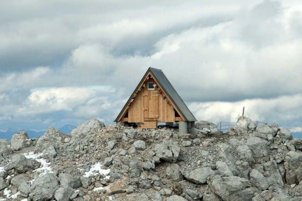 <p>Bu inanılmaz kul&uuml;be, İtalya&rsquo;nın Alp dağlarında, 2 bin 531 metre y&uuml;kseklikteki Foronon del Buinz dağının tepesinde yer alıyor.&nbsp;</p>

<p>&nbsp;</p>
