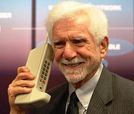 Resimdeki telefon Motorola DynaTAC 8000X dünyanın ilk cep telefonu .  Ölçüleri 13 x 1.75 x 3.5 ağırlığı 1 kiloyayakın olan bu tuğla büyüklüğündeki telefona 1983 yılında sahip olmak isteseydiniz 3.995 $ gözden çıkarmanız gerekecekti.