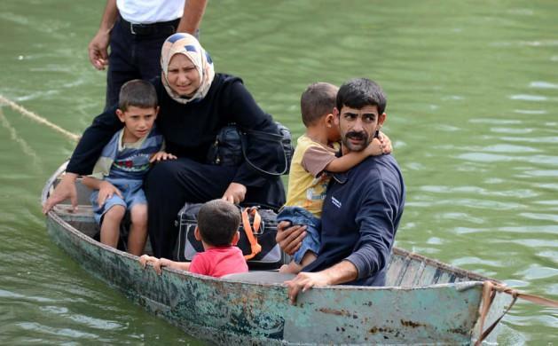 ''Asi'' Suriye'den kaçışın adresi oldu Hatay'ın Altınözü ilçesi sınırındaki İdlip kentine bağlı Azmarin kasabasında muhalifler ile ordu arasında yaşanan yoğun çatışma sonucu evlerini boşaltmak zorunda kalan Suriyeliler, Asi Nehri'ni derme çatma sallarla karşıya geçerek Türkiye'ye sığınmıştı.