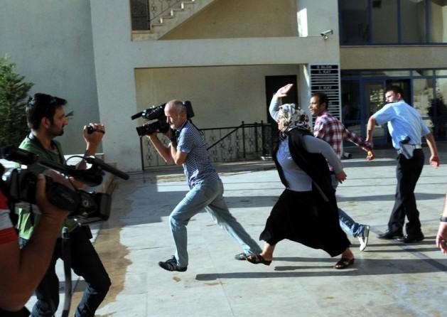 Muğla'da kaçak operasyonu Marmaris'te yasadışı yollarla yurtdışına çıkmaya çalışan yabancı uyruklu 28 kaçak yakalanmıştı. Adliyeye sevk edilen zanlılar ve yakınları görüntü almaya çalışan basın mensuplarına tepki göstermişti.