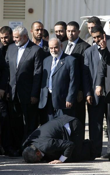 Halid Meşal, 45 yıl sonra Gazze'de Hamas'ın Siyasi Büro Şefi Halid Meşal, 45 yıl aradan sonra Refah sınır kapısından yoğun güvenlik önlemleri altında giriş yaptığı Gazze'de, şükür secdesinde bulunuyor.