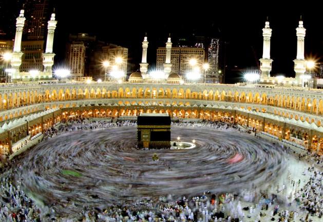 Kutsal topraklarda bayram coşkusu Kurban Bayramı süresince şeytan taşlayarak haccın farizalarını yerine getirmiş olan milyonlarca hacı, Mescid-i Haram'da veda tavafını yapıyor.