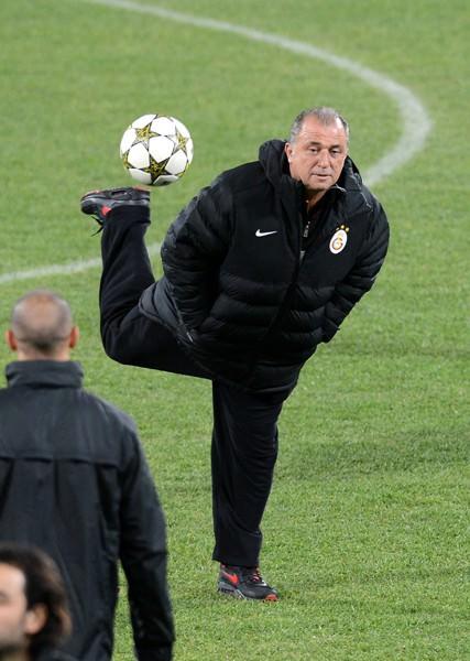 Galatasaray Teknik Direktörü Fatih Terim Galatasaray, UEFA Şampiyonlar Ligi(H) Grubu'ndaki 4. maçı öncesi son antrenmanını Teknik Direktör Fatih Terim yönetiminde maçın oynanacağı stadyumda yapmıştı. Terim kendisine doğru gelen bir topa yaptığı hareketle futbolcu olduğu günleri aratmıyor.