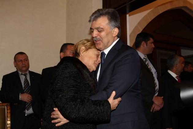 Aydın Denktaş - Cumhurbaşkanı Gül Kuzey Kıbrıs Türk Cumhuriyeti'nin (KKTC) kurucu Cumhurbaşkanı Rauf Denktaş son yolculuğuna uğurlanırken Cumhurbaşkanı Abdullah Gül, Denktaş'ın eşi Aydın Denktaş'a taziyede bulunmuştu.