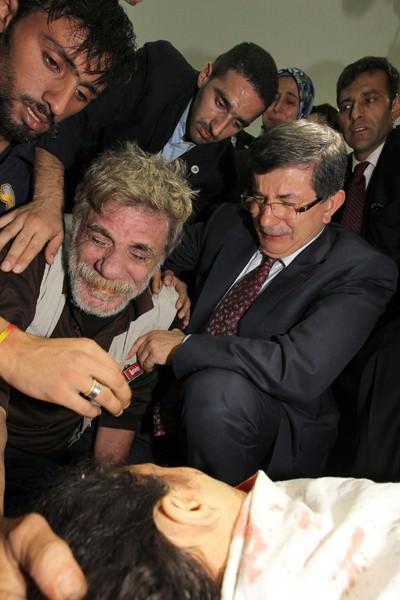 Davutoğlu Şifa Hastanesi'ni ziyaret etti Gazze'de Şifa Hastanesi'ni ziyaret eden Dışişleri Bakanı Ahmet Davutoğlu, İsrail saldırısında hayatını kaybeden kız çocuğunun babasına sarılarak ağlamış ve acısına ortak olmuştu.