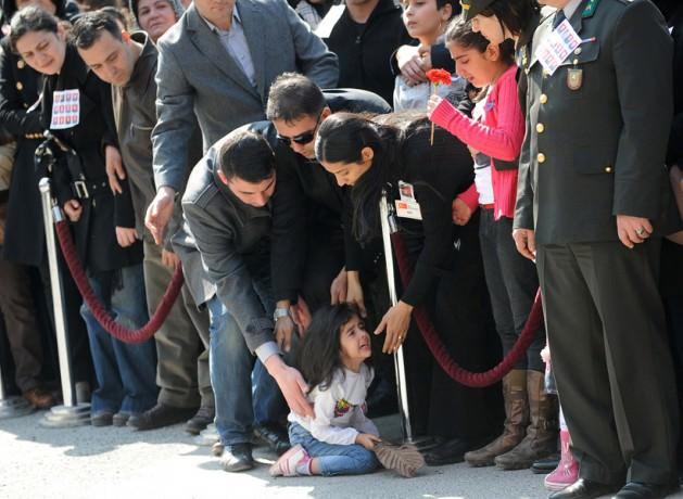 Şehitlerimizi uğurluyoruz Afganistan'ın başkenti Kabil yakınlarındaki helikopter kazasında şehit olan Mühendis Binbaşı Mithat Çolak, Kara Pilot Yüzbaşı Adil Erdoğan, İkmal Yüzbaşı İlker Aydın, Kara Pilot Üsteğmen Tahsin Barutçu ve Sağlık Kıdemli Başçavuş Salih Helvacı için Ankara Kocatepe Camisi'nde cenaze töreni düzenlenmişti. Törende, Şehit Kara Pilot Yüzbaşı Adil Erdoğan’ın kızının babasının arkasından bakıp ağlaması ise tüm Türkiye’de yürekleri dağlamıştı.