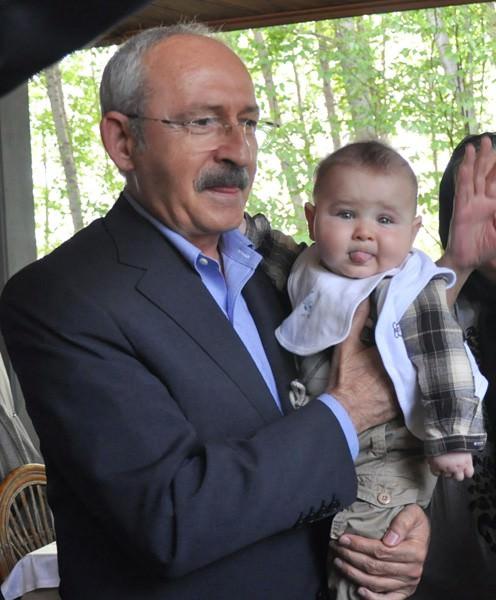 CHP Genel Başkanı Kılıçdaroğlu, İnegöl'de CHP Genel Başkanı Kemal Kılıçdaroğlu, Bursa'nın İnegöl ilçesinde vatandaşlarla sohbet etmiş, bir vatandaşın çocuğunu kucağına alarak sevmişti. Çocuk ve Kılıçdaroğlu'nun eş zamanlı ortak hareketi ise ortaya farklı bir kare çıkmasını sağlamıştı.