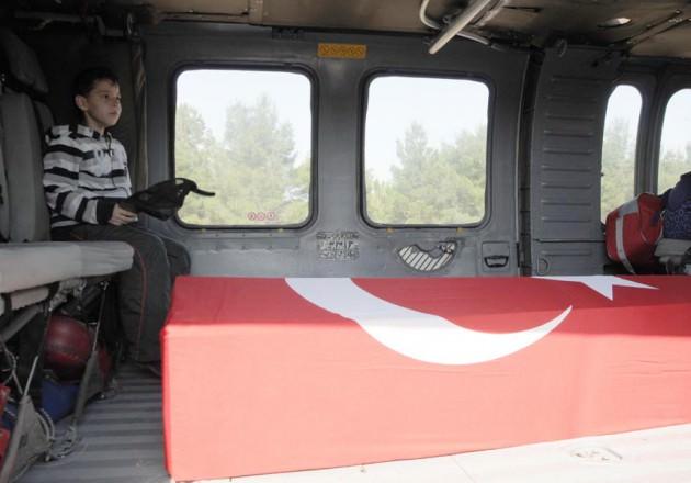 Diyarbakır'daki operasyon Terör örgütüne yönelik yürütülen operasyonda, top silahının kazayla patlaması sonucu şehit düşen polis memuru Akın Bayram için Diyarbakır'da tören düzenlenmişti. Törenin ardından Bayram'ın cenazesi memleketi Ordu'ya gönderilmiş, Akın'ın oğlu Tayfun Akın helikopterle taşınan babasının şapkasını elinden düşürmemiş ve babası için adeta son nöbetini tutmuştu.