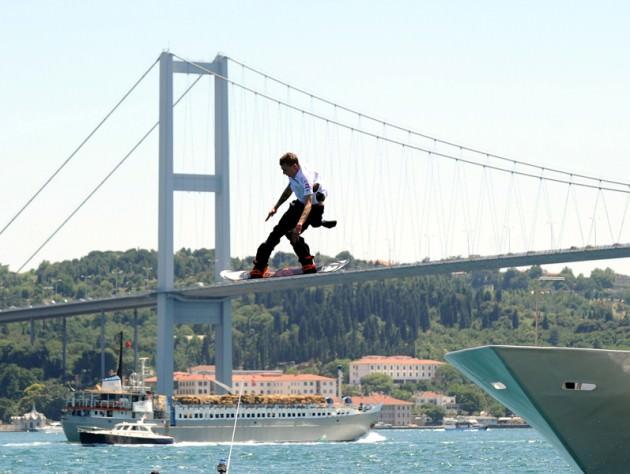 Burn Kiteboard World Tour 2012 Dünyanın en iyi kiteboard ve snowboard riderları, Burn Kiteboard World Tour 2012 kapsamında İstanbul Boğazı'nda snowboard gösterisi yapmıştı. Bir sporcunun köprüyle bütünleşen görüntüsü algıyı zorluyordu.