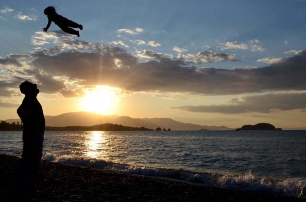 Van'da gün batımı güzellikleri Tarihi yapıları ve doğal güzellikleri ile ön plana çıkan Van, gün batımı ile de farklı güzelliklere ev sahipliği yaparken bir baba ile çocuğu arasındaki etkileşim izleyenleri korkutacak düzeydeydi.