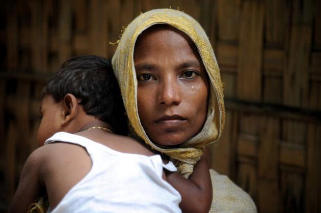 Bangladeş'e sığınan Rohingya Müslümanları İnsan Hak ve Hürriyetleri İnsani Yardım Vakfı (İHH), Myanmar'ın Arakan eyaletinden kaçarak Bangladeş'e sığınan Rohingyalı 50 kadına hasır halı ve tencere yardımında bulunmuştu. Bazı kadınlar yapılan yardımlar nedeniyle yaşadıkları duygu dolu anları gizleyememişti.