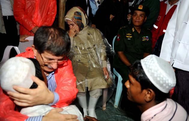 Türkiye'nin yardım eli Arakan'a ulaştı Dışişleri Bakanı Ahmet Davutoğlu ve Başbakan Recep Tayyip Erdoğan'ın eşi Emine Erdoğan Arakan'da zor koşullardaki Banduba Kampı'nda kalan Rohingya Müslümanlarını ziyaret etmişti. Emine Erdoğan, bölgede yaşanan acıları anlatan bir Arakanlıyı dinlerken gözyaşlarını tutamamıştı.